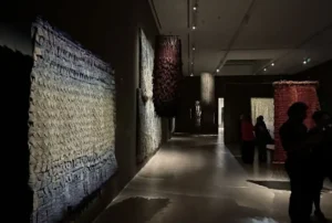 Exhibición con varias obras de olga de amaral