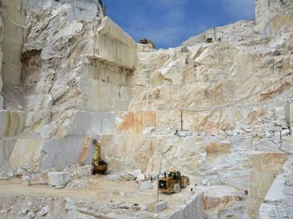 Cantera de marmol blanco en pietrasanta