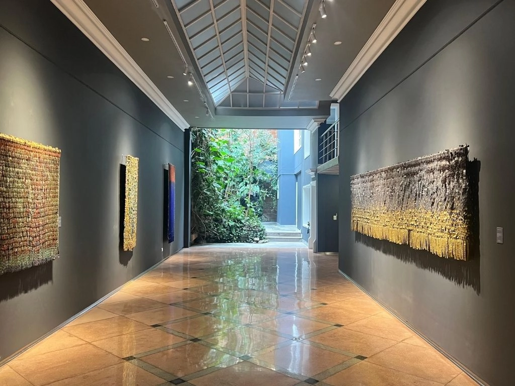 Oeuvre d'Olga de Amaral disponible à la vente à la galerie Duque Arango à Medellín, Colombie