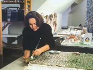 Olga de Amaral dans son atelier à Bogotá Colombie